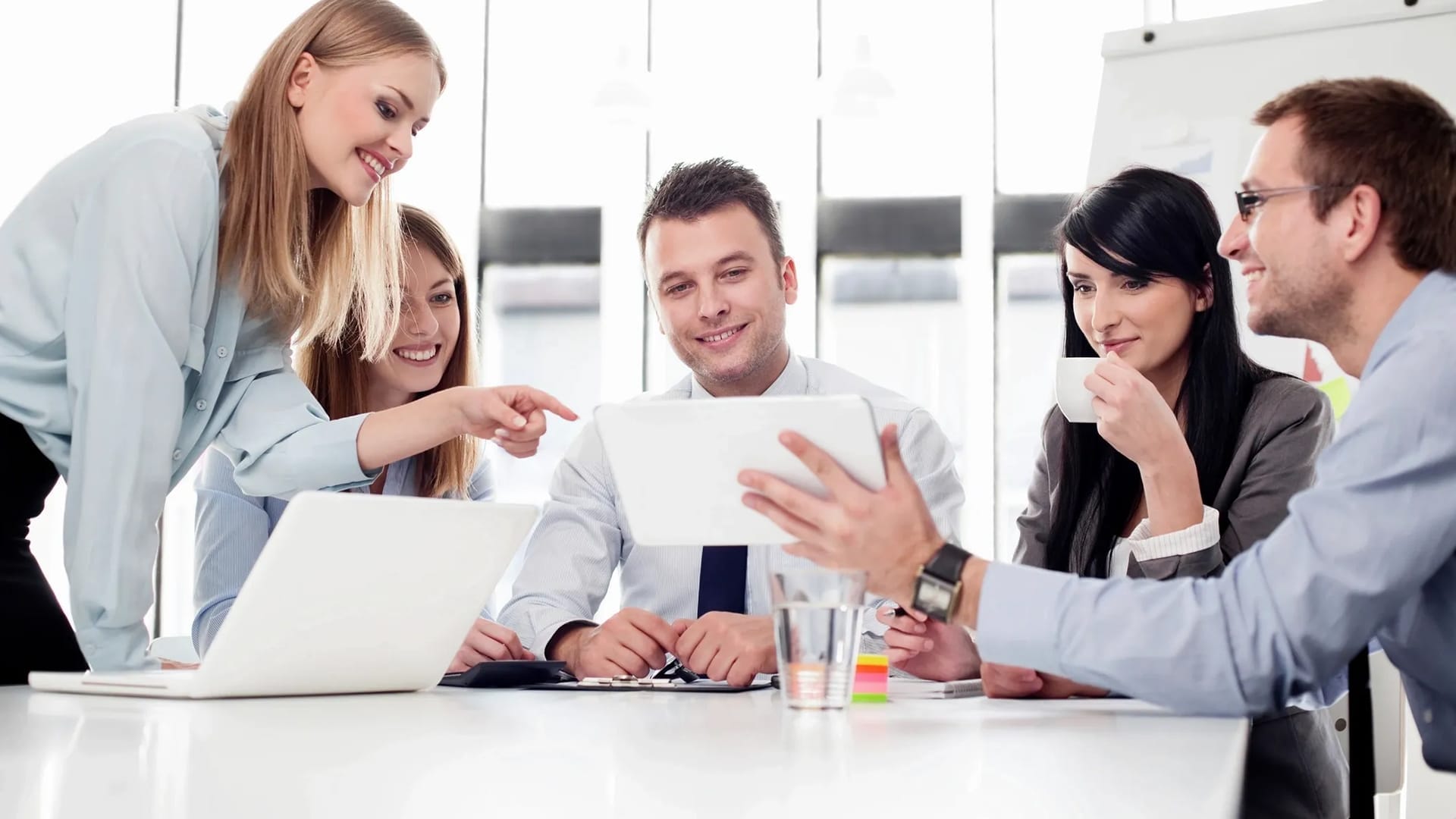 Concepto de publicidad según autores — collage con imágenes de marketing digital, anuncios y estrategias publicitarias