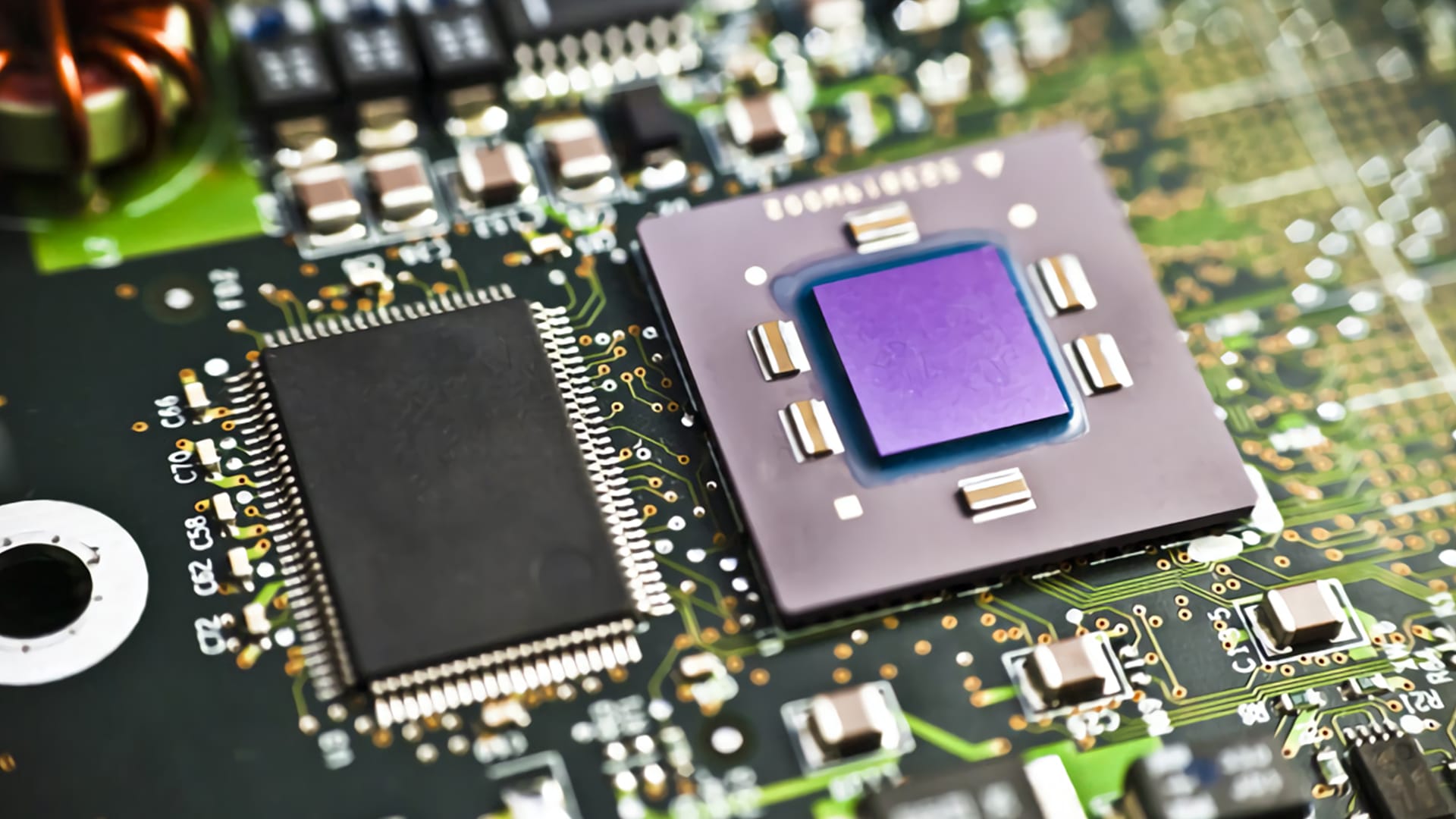 Microprocesadores — primer plano de un chip de computadora con circuitos integrados y tecnología de semiconductores
